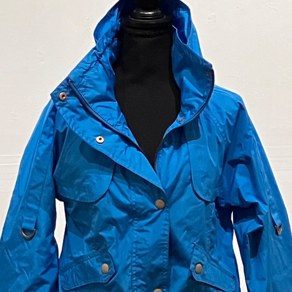 Pink envelopes, Crillion, blue windbreaker jacket - Picture 3 of 15